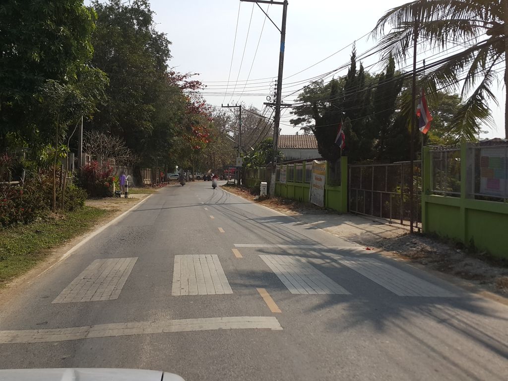 ภาพถนนตรงที่ Paya Villa ตั้งอยู่ ถ่ายโดย jrcarlsen พ.ศ. 2558 (2015) · A street-level view of where Paya Villa stands, by jrcarlsen in 2558 (2015)