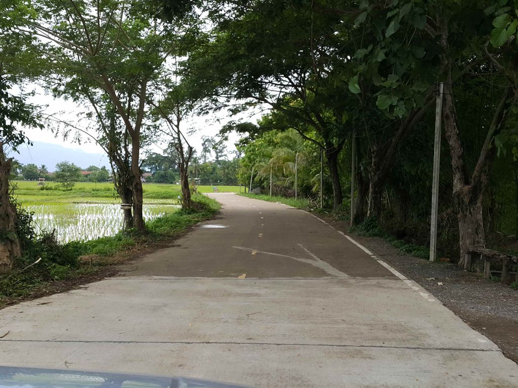 ภาพถนนตรงที่ งามดี บิวตี้ ดีไซน์ ตั้งอยู่ ถ่ายโดย jrcarlsen พ.ศ. 2558 (2015) · A street-level view of where งามดี บิวตี้ ดีไซน์ · Ngamdi Beauty Design stands, by jrcarlsen in 2558 (2015)