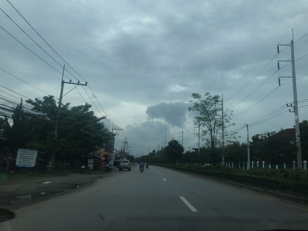 ภาพถนนตรงที่ ข้าวมันไก่ยกล้อ แม่โจ้ ตั้งอยู่ ถ่ายโดย prasert พ.ศ. 2561 (2018) · A street-level view of where ข้าวมันไก่ยกล้อ แม่โจ้ · Khao Man Kai Yok Lo Mae Jo stands, by prasert in 2561 (2018)