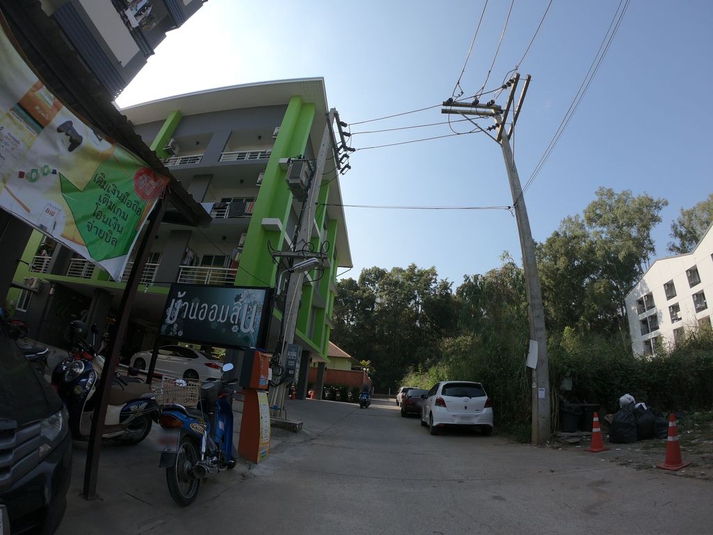 ภาพถนนตรงที่ รวมใจเพลส ห้องพักพรีเมี่ยมราคาประหยัดหลังมช. ตั้งอยู่ ถ่ายโดย chanuwath_grab พ.ศ. 2562 (2019) · A street-level view of where รวมใจเพลส ห้องพักพรีเมี่ยมราคาประหยัดหลังมช. · Ruamchaiphlet Hongphak Phrimiam Rakhaprayat Langmot. stands, by chanuwath_grab in 2562 (2019)