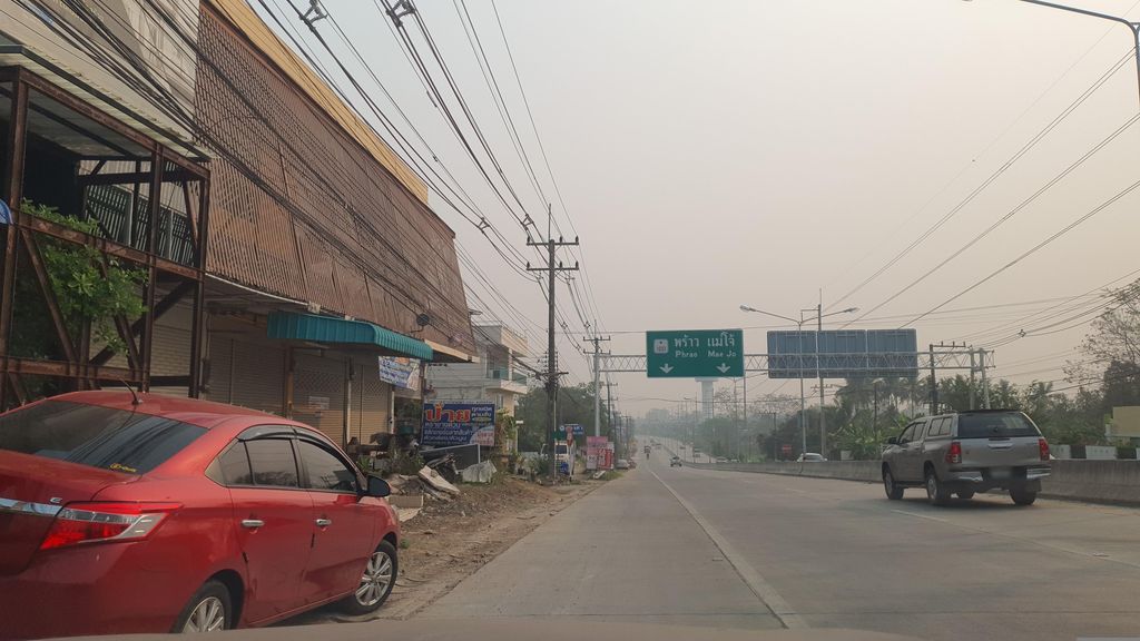 ภาพถนนตรงที่ ร้าน 168 Autobike ตั้งอยู่ ถ่ายโดย jrcarlsen พ.ศ. 2566 (2023) · A street-level view of where ร้าน 168 Autobike stands, by jrcarlsen in 2566 (2023)