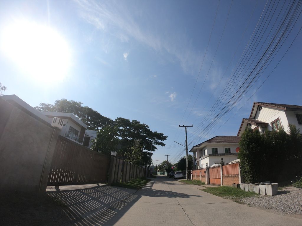 ภาพถนนตรงที่ Aquila ตั้งอยู่ ถ่ายโดย chanuwath_grab พ.ศ. 2562 (2019) · A street-level view of where Aquila stands, by chanuwath_grab in 2562 (2019)