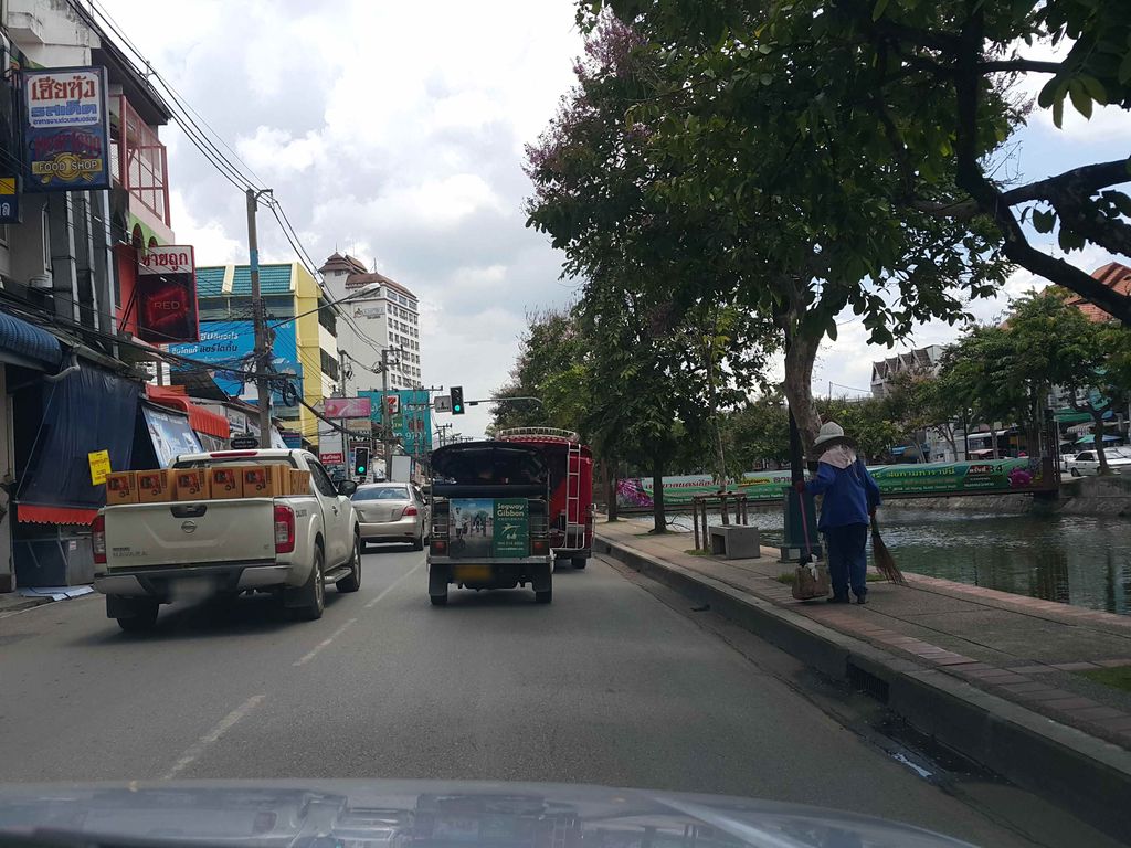 ภาพถนนตรงที่ ร้านสลัดย่านสมเพชร ตั้งอยู่ ถ่ายโดย jrcarlsen พ.ศ. 2558 (2015) · A street-level view of where ร้านสลัดย่านสมเพชร · Ran Salat Yan Somphetra stands, by jrcarlsen in 2558 (2015)