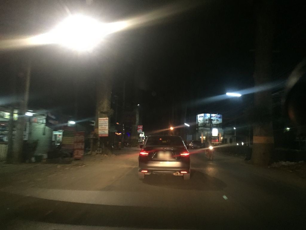 ภาพถนนตรงที่ ข้าวมันไก่ 5 ดาว ตั้งอยู่ ถ่ายโดย kyoko พ.ศ. 2561 (2018) · A street-level view of where ข้าวมันไก่ 5 ดาว · Khao Man Kai 5 Dao stands, by kyoko in 2561 (2018)