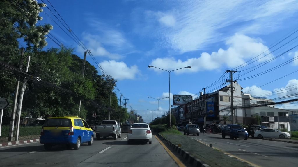 ภาพถนนตรงที่ ร้านจันทร์กุญแจ ตั้งอยู่ ถ่ายโดย charlesano พ.ศ. 2561 (2018) · A street-level view of where ร้านจันทร์กุญแจ · Ran Chan Kunchae stands, by charlesano in 2561 (2018)