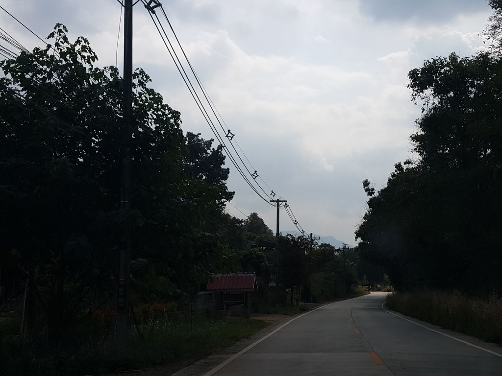ภาพถนนตรงที่ นาคาฮิลล์ ตั้งอยู่ ถ่ายโดย jrcarlsen พ.ศ. 2558 (2015) · A street-level view of where นาคาฮิลล์ · Nakhahin stands, by jrcarlsen in 2558 (2015)
