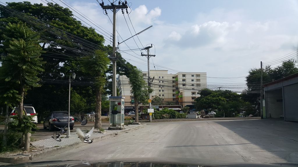 ภาพถนนตรงที่ Veeline วีไลน์ คลินิก ตั้งอยู่ ถ่ายโดย jrcarlsen พ.ศ. 2559 (2016) · A street-level view of where Veeline วีไลน์ คลินิก stands, by jrcarlsen in 2559 (2016)