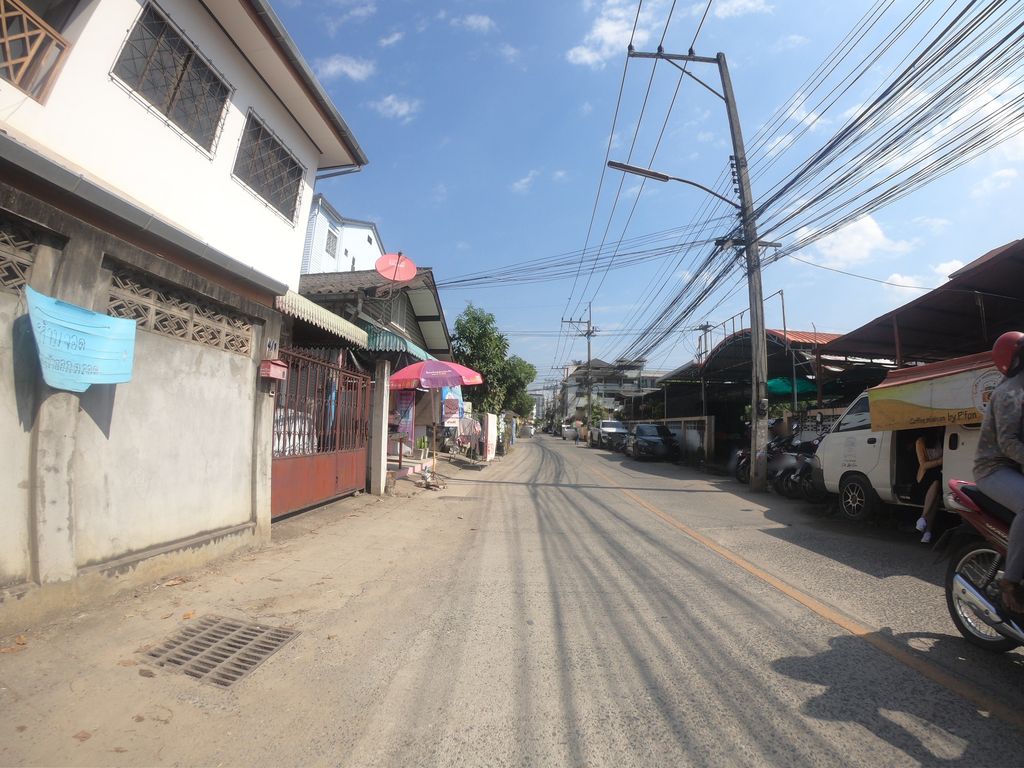 ภาพถนนตรงที่ ถุงถัง นมสด ตั้งอยู่ ถ่ายโดย chanuwath_grab พ.ศ. 2562 (2019) · A street-level view of where ถุงถัง นมสด · Thungthang Namasot stands, by chanuwath_grab in 2562 (2019)