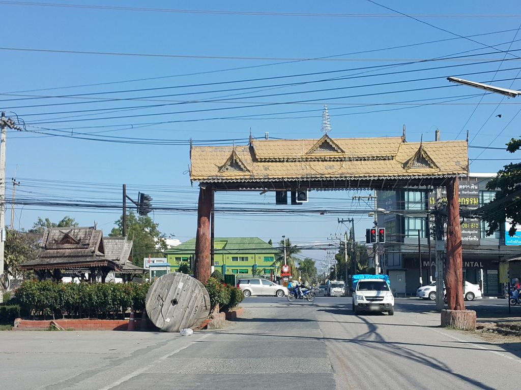 ภาพถนนตรงที่ กามิกาเซ่แม่โจ้ ตั้งอยู่ ถ่ายโดย jrcarlsen พ.ศ. 2558 (2015) · A street-level view of where กามิกาเซ่แม่โจ้ · Kamikase Mae Jo stands, by jrcarlsen in 2558 (2015)