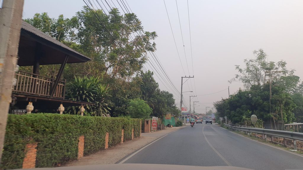 ภาพถนนตรงที่ ร้านลาบลุงแก่น ตั้งอยู่ ถ่ายโดย jrcarlsen พ.ศ. 2566 (2023) · A street-level view of where ร้านลาบลุงแก่น · Ran Lap Lung Kaen stands, by jrcarlsen in 2566 (2023)