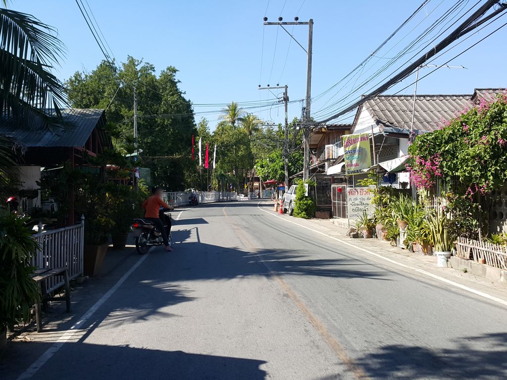 ภาพถนนตรงที่ ร้านอาหารหลวงพระบาง ตั้งอยู่ ถ่ายโดย jrcarlsen พ.ศ. 2557 (2014) · A street-level view of where ร้านอาหารหลวงพระบาง · Luangphrabang Restaurant stands, by jrcarlsen in 2557 (2014)