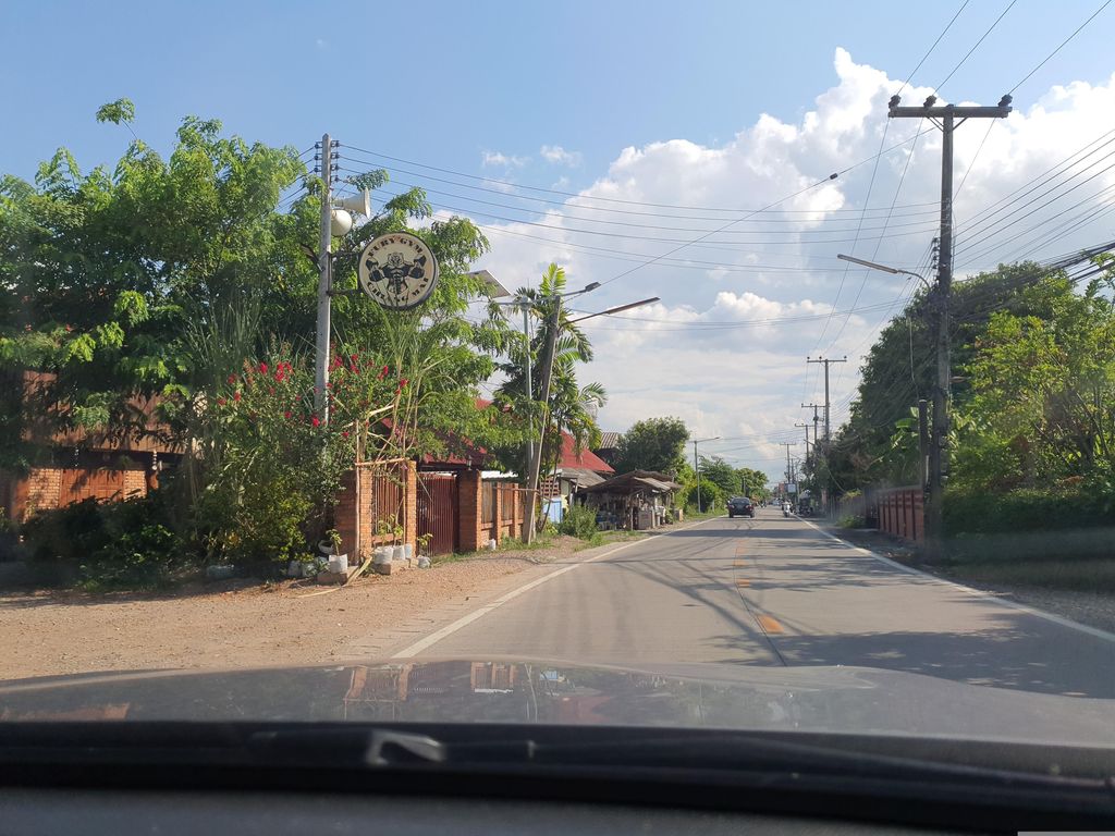 ภาพถนนตรงที่ Eat me homemade ตั้งอยู่ ถ่ายโดย jrcarlsen พ.ศ. 2566 (2023) · A street-level view of where Eat me homemade stands, by jrcarlsen in 2566 (2023)