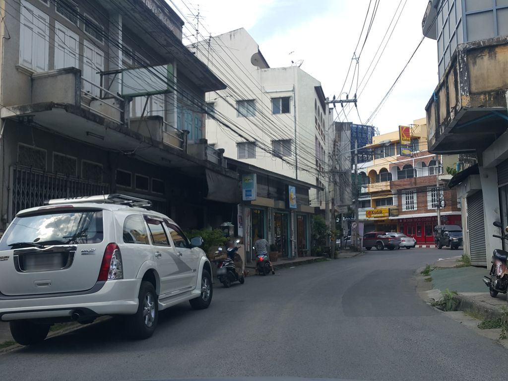 ภาพถนนตรงที่ ร้านทวีรุ่งกลการ ตั้งอยู่ ถ่ายโดย jrcarlsen พ.ศ. 2558 (2015) · A street-level view of where ร้านทวีรุ่งกลการ · Ran Thawi Rung Klakan stands, by jrcarlsen in 2558 (2015)