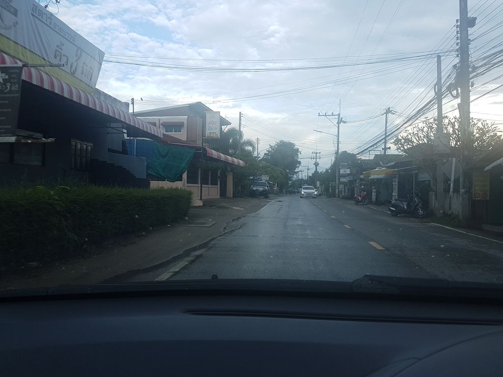 ภาพถนนตรงที่ ร้านย่างให้ พรีเมี่ยม แม่โจ้ ตั้งอยู่ ถ่ายโดย ekkarin พ.ศ. 2561 (2018) · A street-level view of where ร้านย่างให้ พรีเมี่ยม แม่โจ้ · Ran Yang Hai Phrimiam Mae Jo stands, by ekkarin in 2561 (2018)