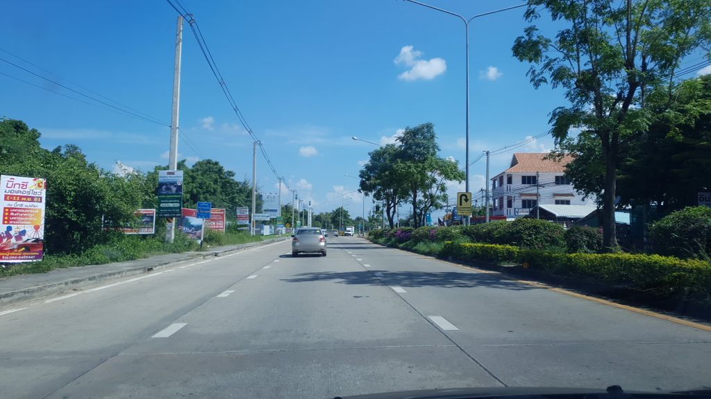ภาพถนนตรงที่ ธนา หมูกระทะ ตั้งอยู่ ถ่ายโดย silamanee พ.ศ. 2561 (2018) · A street-level view of where ธนา หมูกระทะ · Thana Mukratha stands, by silamanee in 2561 (2018)