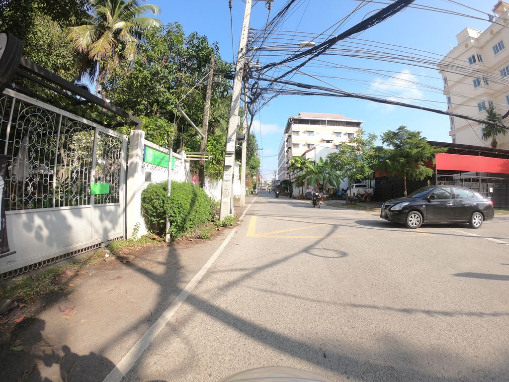 ภาพถนนตรงที่ Planter's Hostel ตั้งอยู่ ถ่ายโดย chanuwath_grab พ.ศ. 2562 (2019) · A street-level view of where Planter's Hostel stands, by chanuwath_grab in 2562 (2019)