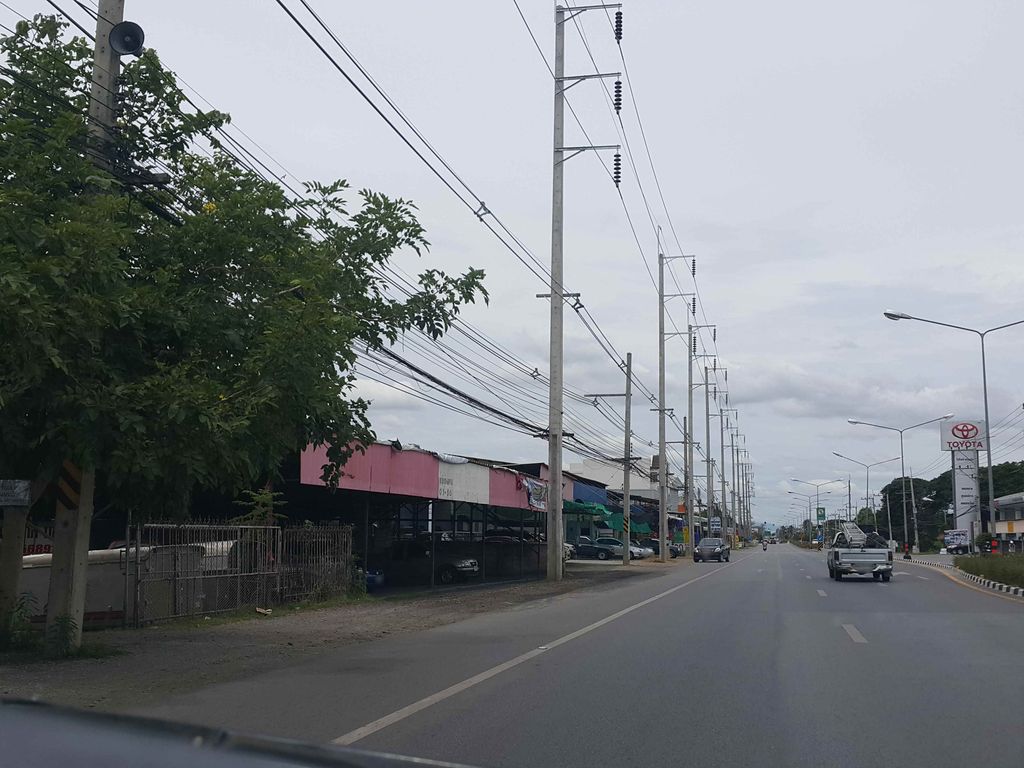 ภาพถนนตรงที่ สองพี่น้อง ท่อไอเสีย ตั้งอยู่ ถ่ายโดย jrcarlsen พ.ศ. 2558 (2015) · A street-level view of where สองพี่น้อง ท่อไอเสีย · Songphinong Thoaisia stands, by jrcarlsen in 2558 (2015)