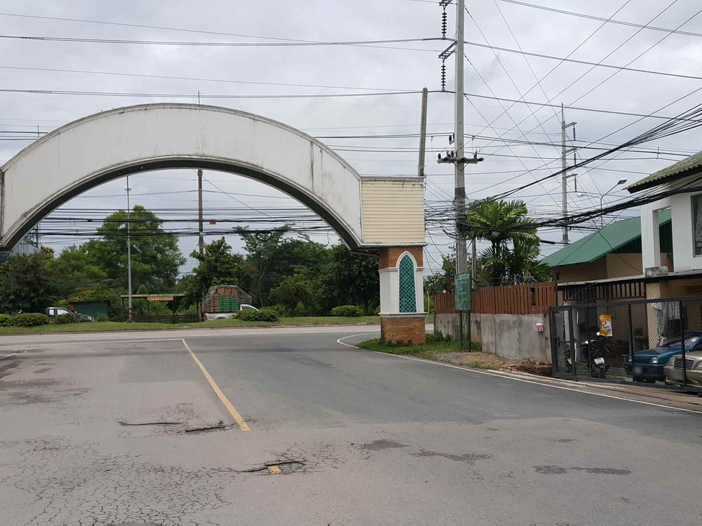 ภาพถนนตรงที่ บ้านนอนม่วน ตั้งอยู่ ถ่ายโดย jrcarlsen พ.ศ. 2558 (2015) · A street-level view of where บ้านนอนม่วน · Ban Non Muan stands, by jrcarlsen in 2558 (2015)