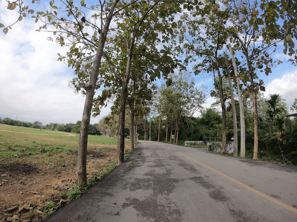 ภาพถนนตรงที่ บ้านครูอ้วน ต้นไม้ กาแฟ ตั้งอยู่ ถ่ายโดย chanuwath_grab พ.ศ. 2562 (2019) · A street-level view of where บ้านครูอ้วน ต้นไม้ กาแฟ · Ban Khru Uan Ton Mai Kafae stands, by chanuwath_grab in 2562 (2019)