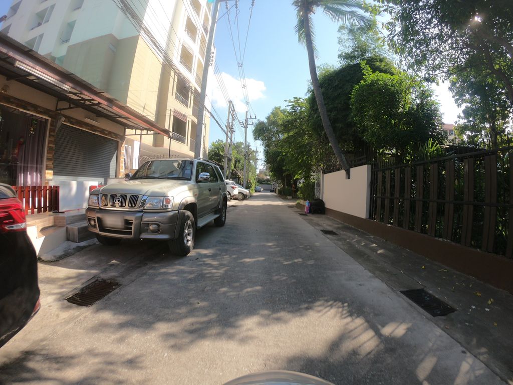 ภาพถนนตรงที่ Chic Barber ตั้งอยู่ ถ่ายโดย chanuwath_grab พ.ศ. 2562 (2019) · A street-level view of where Chic Barber stands, by chanuwath_grab in 2562 (2019)