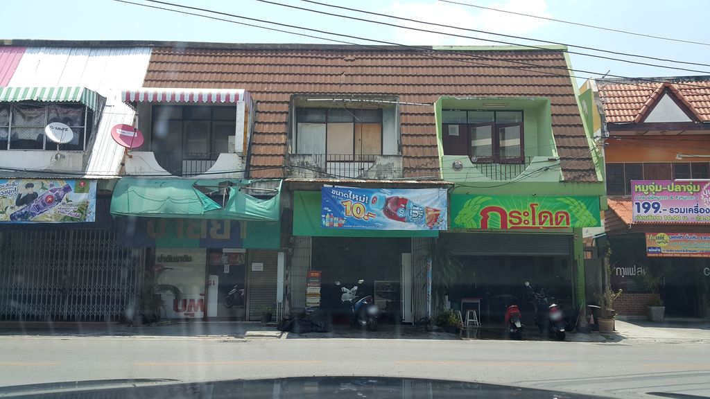 ภาพถนนตรงที่ บ้านเพลงพิมพ์แพร ตั้งอยู่ ถ่ายโดย jrcarlsen พ.ศ. 2559 (2016) · A street-level view of where บ้านเพลงพิมพ์แพร · Ban Phleng Phim Phrae stands, by jrcarlsen in 2559 (2016)