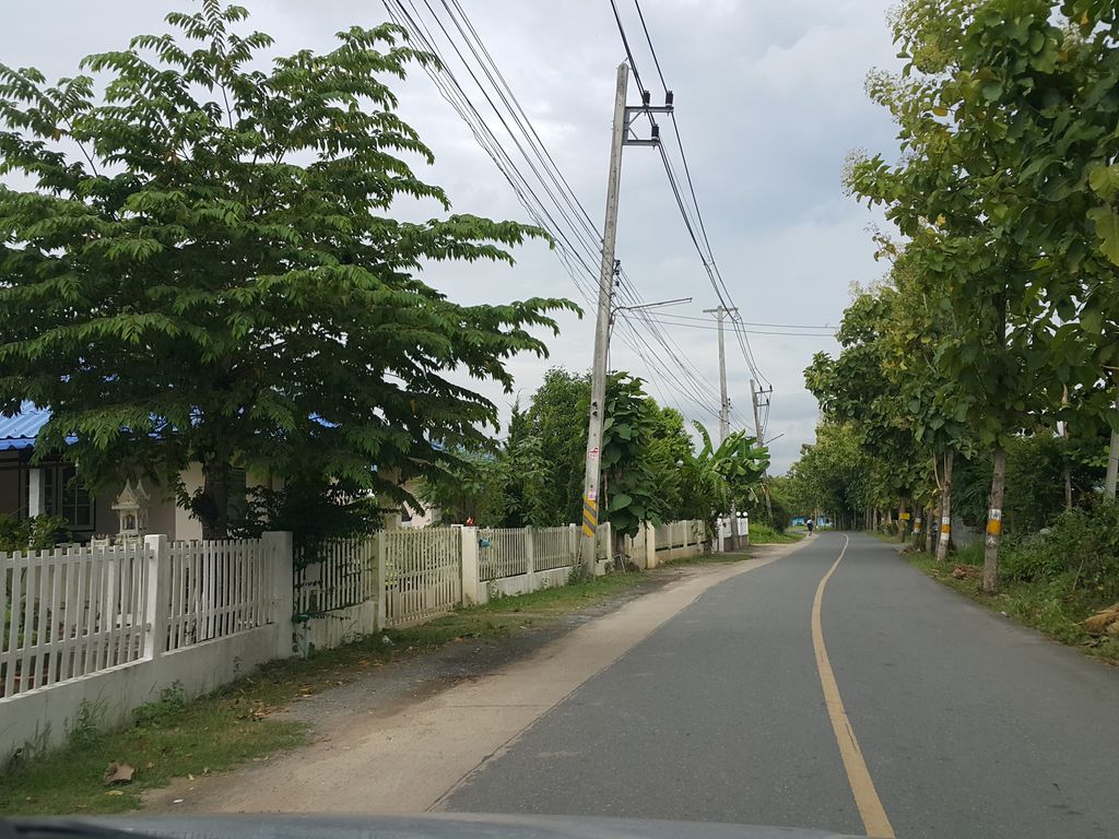 ภาพถนนตรงที่ ThongKwao Airfield : สนามบินทองกวาว ตั้งอยู่ ถ่ายโดย jrcarlsen พ.ศ. 2558 (2015) · A street-level view of where ThongKwao Airfield : สนามบินทองกวาว stands, by jrcarlsen in 2558 (2015)