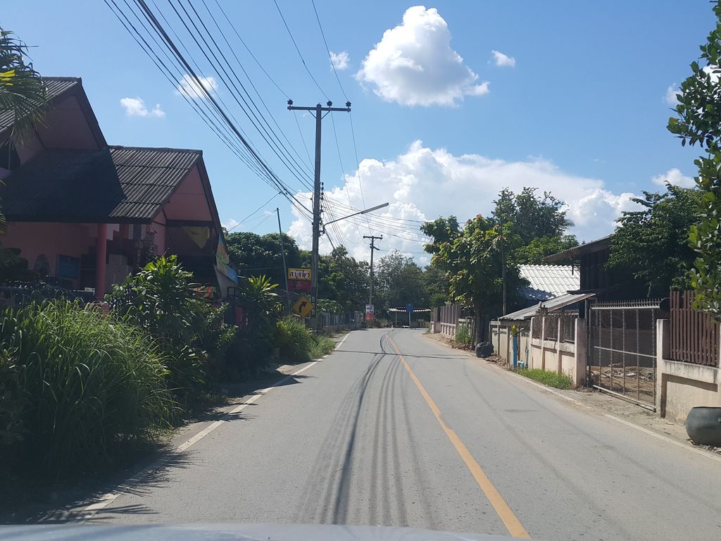 ภาพถนนตรงที่ ร้านอิมิวัฒน์พานิช ตั้งอยู่ ถ่ายโดย jrcarlsen พ.ศ. 2558 (2015) · A street-level view of where ร้านอิมิวัฒน์พานิช · Ran Imiotha Phanit stands, by jrcarlsen in 2558 (2015)