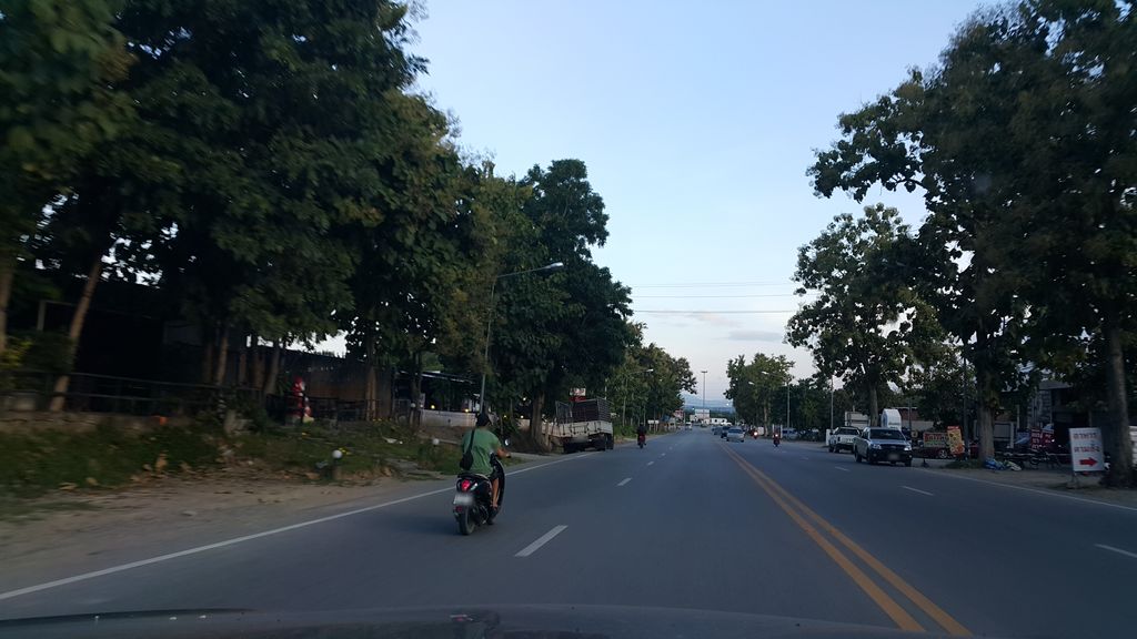 ภาพถนนตรงที่ ต้อม เตี๋ยวเรือยกซด ตั้งอยู่ ถ่ายโดย jrcarlsen พ.ศ. 2559 (2016) · A street-level view of where ต้อม เตี๋ยวเรือยกซด · Tom Tiao Rueaikasot stands, by jrcarlsen in 2559 (2016)