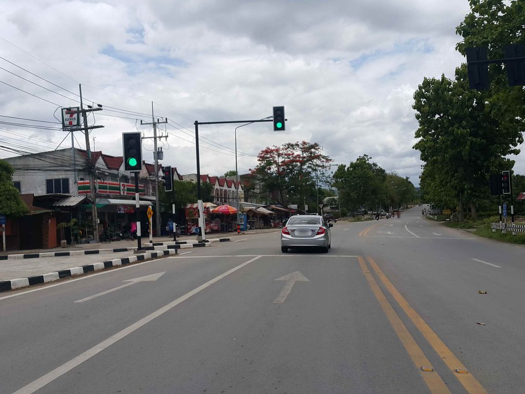 ภาพถนนตรงที่ Vanlife Coffee Camp ตั้งอยู่ ถ่ายโดย jrcarlsen พ.ศ. 2558 (2015) · A street-level view of where Vanlife Coffee Camp stands, by jrcarlsen in 2558 (2015)