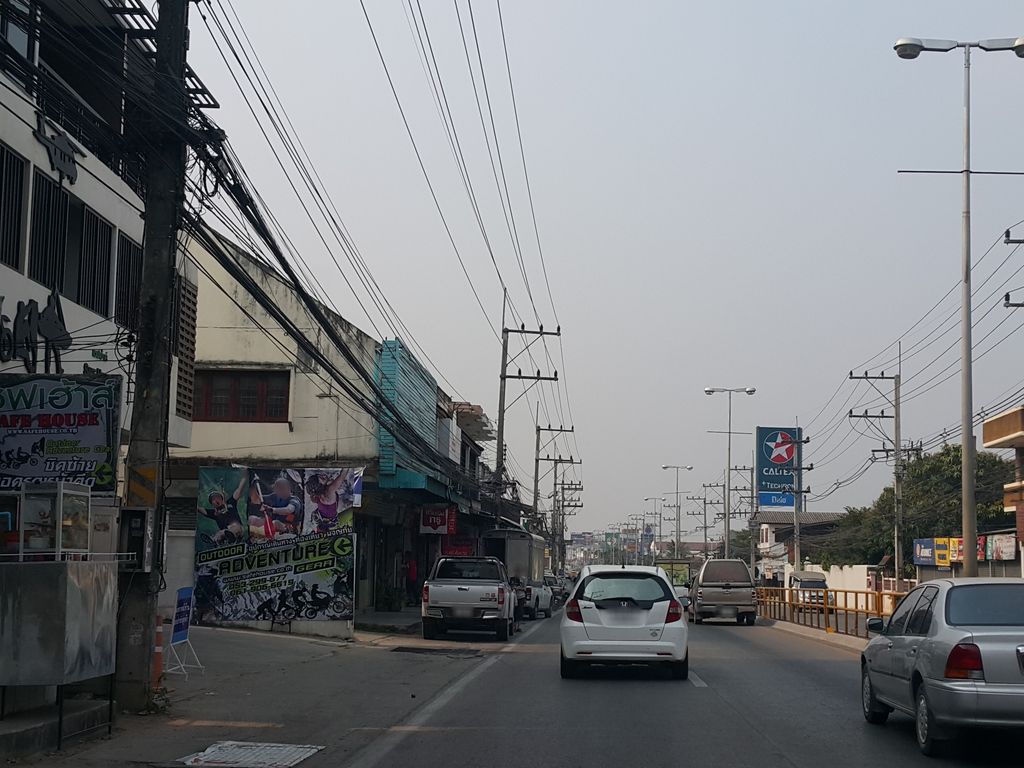 ภาพถนนตรงที่ เอื้อวิทยา ตั้งอยู่ ถ่ายโดย jrcarlsen พ.ศ. 2559 (2016) · A street-level view of where เอื้อวิทยา · Ueawitya stands, by jrcarlsen in 2559 (2016)