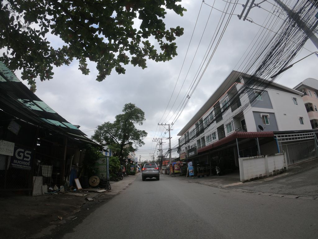 ภาพถนนตรงที่ หอพักชมจันทร์ ตั้งอยู่ ถ่ายโดย chanuwath_grab พ.ศ. 2562 (2019) · A street-level view of where หอพักชมจันทร์ · Chomchan Dormitory stands, by chanuwath_grab in 2562 (2019)