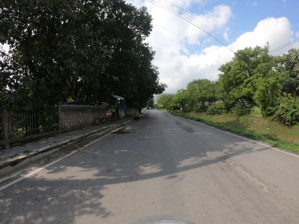 ภาพถนนตรงที่ บ้านหนมเส้น-เจ็ดยอด ตั้งอยู่ ถ่ายโดย chanuwath_grab พ.ศ. 2562 (2019) · A street-level view of where บ้านหนมเส้น-เจ็ดยอด · Ban Nom Sen-Chet Yot stands, by chanuwath_grab in 2562 (2019)
