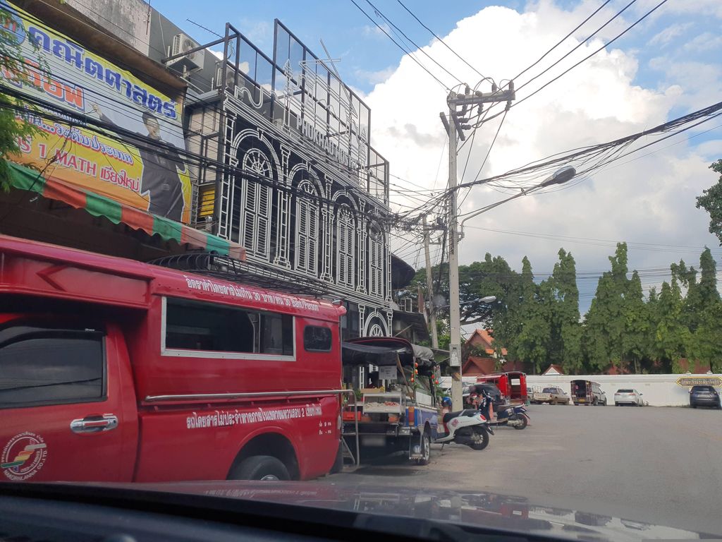 ภาพถนนตรงที่ IKA:ffeine ตั้งอยู่ ถ่ายโดย jrcarlsen พ.ศ. 2566 (2023) · A street-level view of where IKA:ffeine stands, by jrcarlsen in 2566 (2023)