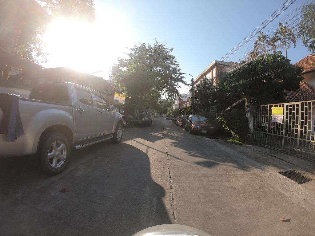 ภาพถนนตรงที่ Shining Eyebrows by Phung ตั้งอยู่ ถ่ายโดย chanuwath_grab พ.ศ. 2562 (2019) · A street-level view of where Shining Eyebrows by Phung stands, by chanuwath_grab in 2562 (2019)