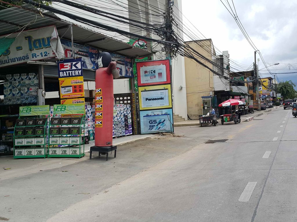 ภาพถนนตรงที่ พร้อมแบตเตอรี่ ตั้งอยู่ ถ่ายโดย jrcarlsen พ.ศ. 2558 (2015) · A street-level view of where พร้อมแบตเตอรี่ · Pharom Battery stands, by jrcarlsen in 2558 (2015)