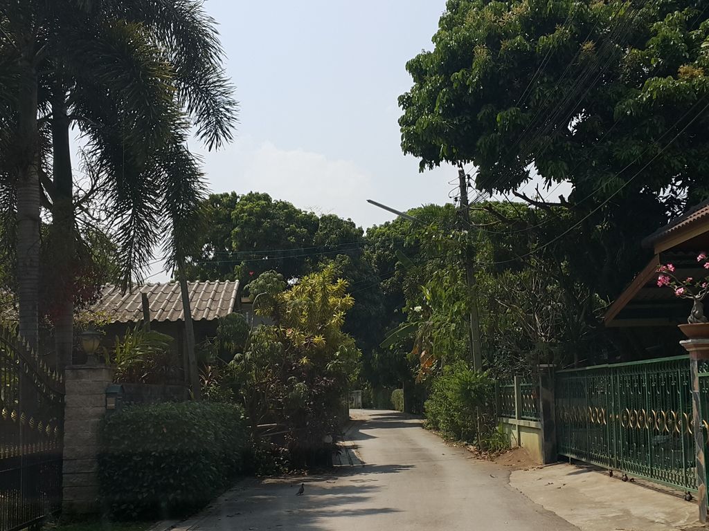 ภาพถนนตรงที่ Kham Mon Lanna Resort ตั้งอยู่ ถ่ายโดย jrcarlsen พ.ศ. 2559 (2016) · A street-level view of where Kham Mon Lanna Resort stands, by jrcarlsen in 2559 (2016)