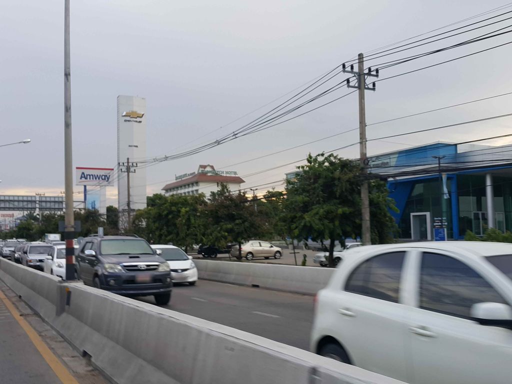 ภาพถนนตรงที่ แอมเวย์ เชียงใหม่ ตั้งอยู่ ถ่ายโดย jrcarlsen พ.ศ. 2558 (2015) · A street-level view of where แอมเวย์ เชียงใหม่ · Aemwe Chiang Mai stands, by jrcarlsen in 2558 (2015)