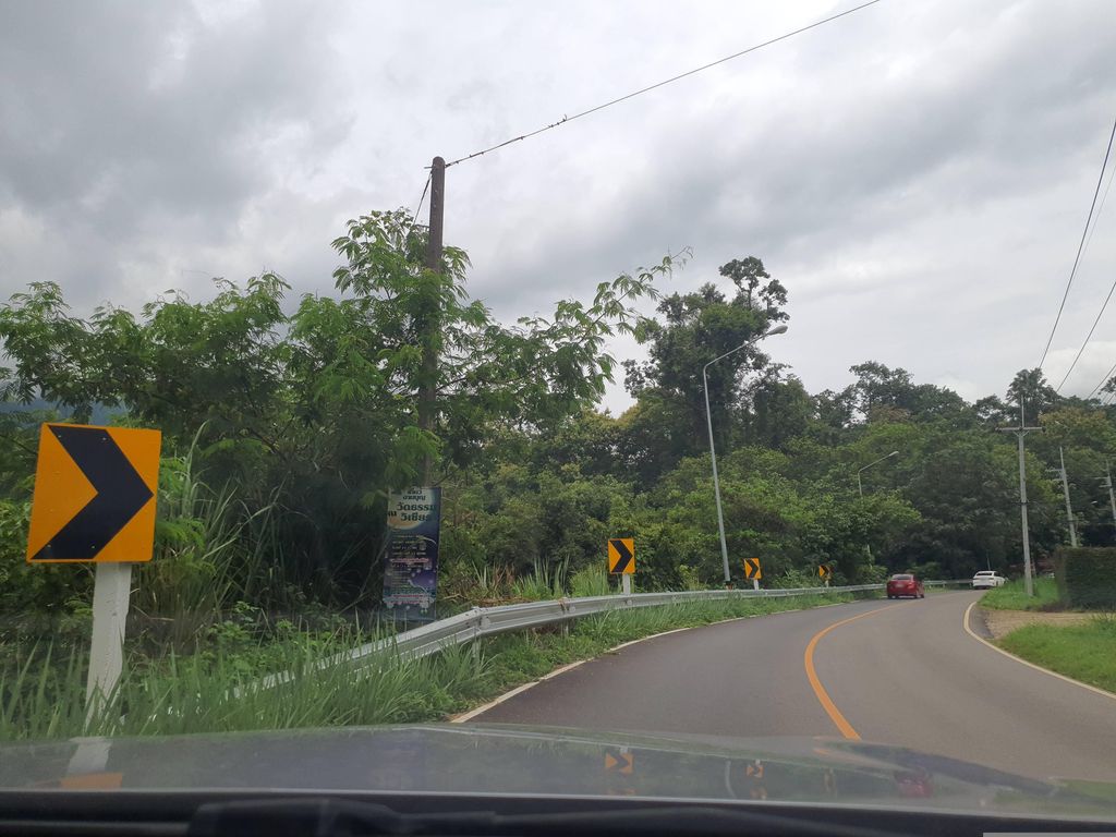 ภาพถนนตรงที่ ทางหลวงแผ่นดินหมายเลข 107 National Highway 107 ตั้งอยู่ ถ่ายโดย jrcarlsen พ.ศ. 2566 (2023) · A street-level view of where ทางหลวงแผ่นดินหมายเลข 107 National Highway 107 stands, by jrcarlsen in 2566 (2023)
