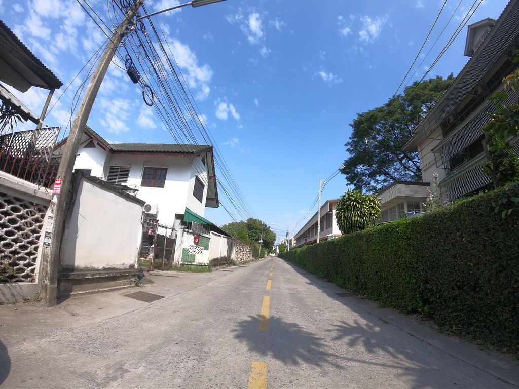 ภาพถนนตรงที่ โกดัง Nun Light& Sound ตั้งอยู่ ถ่ายโดย chanuwath_grab พ.ศ. 2562 (2019) · A street-level view of where โกดัง Nun Light& Sound stands, by chanuwath_grab in 2562 (2019)