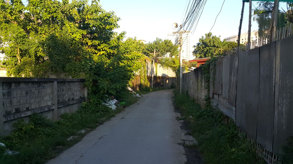ภาพถนนตรงที่ ร้านอาหารญี่ปุ่นโชยุ ตั้งอยู่ ถ่ายโดย jrcarlsen พ.ศ. 2559 (2016) · A street-level view of where ร้านอาหารญี่ปุ่นโชยุ · Yipun Choi Restaurant stands, by jrcarlsen in 2559 (2016)