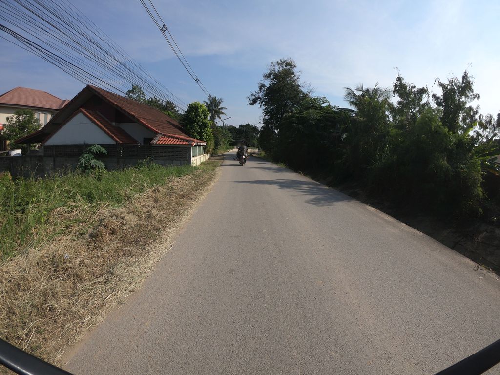 ภาพถนนตรงที่ Yellow Box Barber and Homemade ตั้งอยู่ ถ่ายโดย chanuwath_grab พ.ศ. 2562 (2019) · A street-level view of where Yellow Box Barber and Homemade stands, by chanuwath_grab in 2562 (2019)
