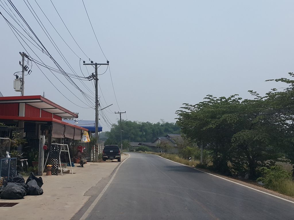 ภาพถนนตรงที่ ป๊อกโภชนา ตั้งอยู่ ถ่ายโดย jrcarlsen พ.ศ. 2559 (2016) · A street-level view of where ป๊อกโภชนา · Pokphotna stands, by jrcarlsen in 2559 (2016)