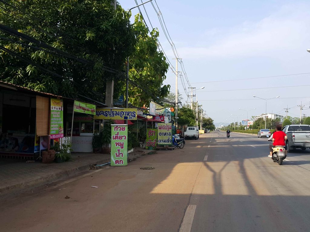 ภาพถนนตรงที่ อิฐปนัดดาสาขา 1 ตั้งอยู่ ถ่ายโดย jrcarlsen พ.ศ. 2558 (2015) · A street-level view of where อิฐปนัดดาสาขา 1 · It Panatda Sakha 1 stands, by jrcarlsen in 2558 (2015)