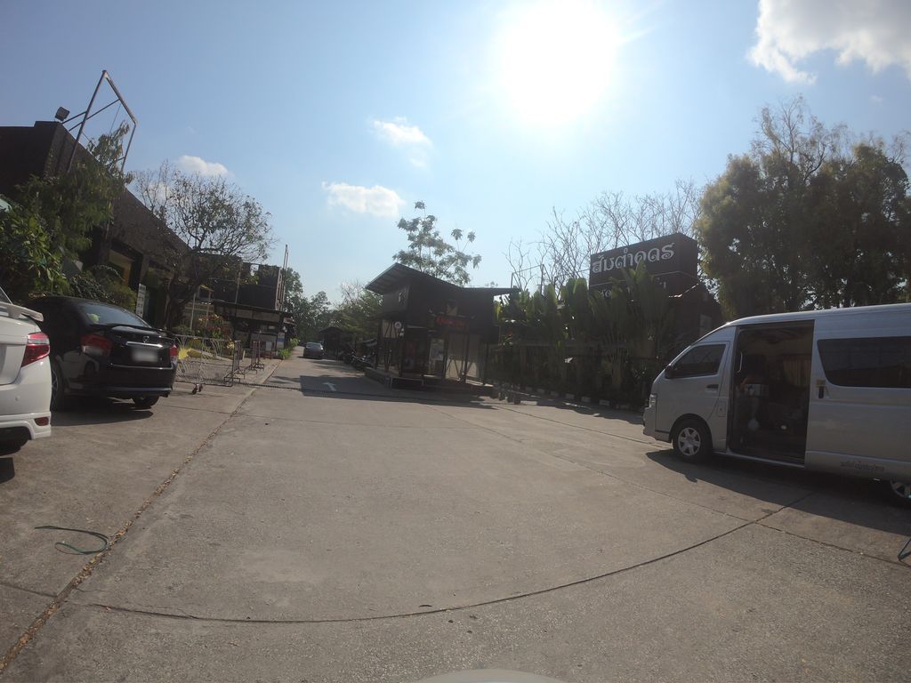 ภาพถนนตรงที่ ธนาคารไทยพาณิชย์ ตั้งอยู่ ถ่ายโดย chanuwath_grab พ.ศ. 2562 (2019) · A street-level view of where ธนาคารไทยพาณิชย์ · Thaiphanit Bank stands, by chanuwath_grab in 2562 (2019)