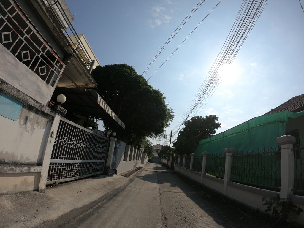 ภาพถนนตรงที่ ธนจุฑาแมนชั่น ตั้งอยู่ ถ่ายโดย chanuwath_grab พ.ศ. 2562 (2019) · A street-level view of where ธนจุฑาแมนชั่น · Thonchutha Mansion stands, by chanuwath_grab in 2562 (2019)