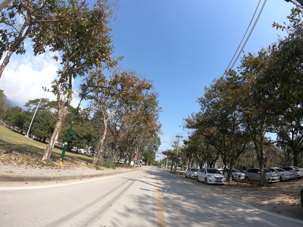 ภาพถนนตรงที่ มหาวิทยาลัยเชียงใหม่ : Chiang Mai University ตั้งอยู่ ถ่ายโดย chanuwath_grab พ.ศ. 2562 (2019) · A street-level view of where มหาวิทยาลัยเชียงใหม่ : Chiang Mai University stands, by chanuwath_grab in 2562 (2019)