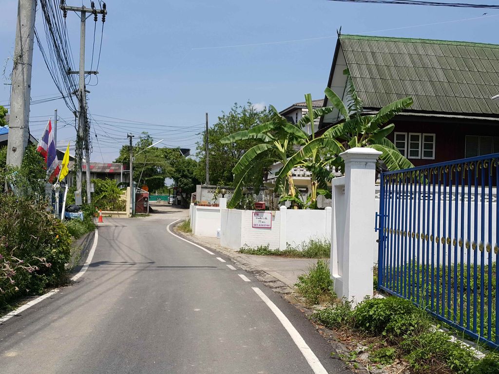 ภาพถนนตรงที่ โกดังวิรัตน์ดอกไม้สด ตั้งอยู่ ถ่ายโดย jrcarlsen พ.ศ. 2558 (2015) · A street-level view of where โกดังวิรัตน์ดอกไม้สด · Kodang Wirat Dokmaisot stands, by jrcarlsen in 2558 (2015)