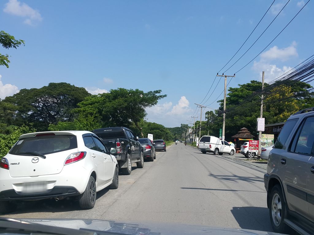 ภาพถนนตรงที่ กูต้องรอด - ซอสกระเพรา ตั้งอยู่ ถ่ายโดย jrcarlsen พ.ศ. 2558 (2015) · A street-level view of where กูต้องรอด - ซอสกระเพรา · Kutongrot - Sotkraphrao stands, by jrcarlsen in 2558 (2015)