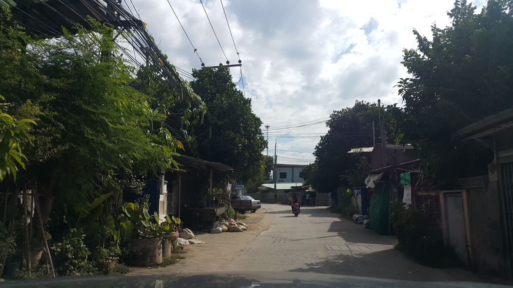 ภาพถนนตรงที่ Luck Coffee ตั้งอยู่ ถ่ายโดย jrcarlsen พ.ศ. 2559 (2016) · A street-level view of where Luck Coffee stands, by jrcarlsen in 2559 (2016)