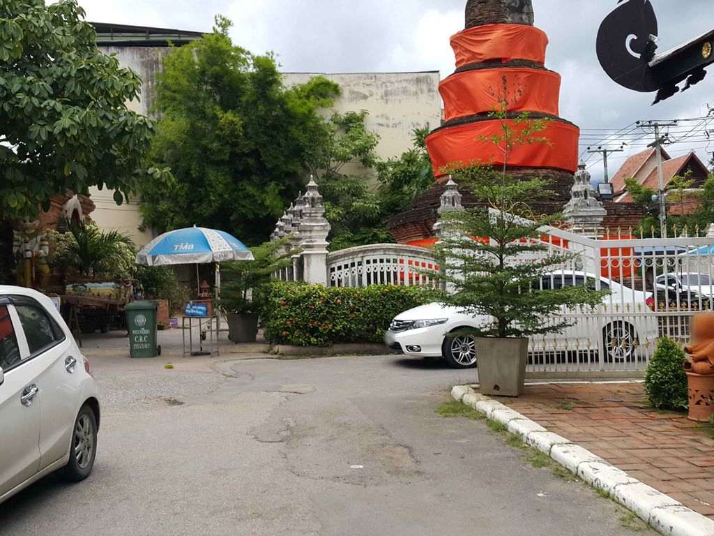 ภาพถนนตรงที่ สวนส้มกิมลี้ ตั้งอยู่ ถ่ายโดย jrcarlsen พ.ศ. 2558 (2015) · A street-level view of where สวนส้มกิมลี้ · Som Kim Li Garden stands, by jrcarlsen in 2558 (2015)